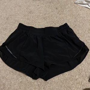 Lululemon womens low rise hotty hot 2.5” shorts size 8